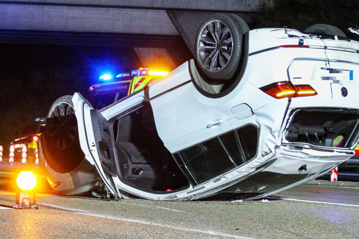 Debris field and four injured – SUV lands on the roof after a highway accident near Obertshausen