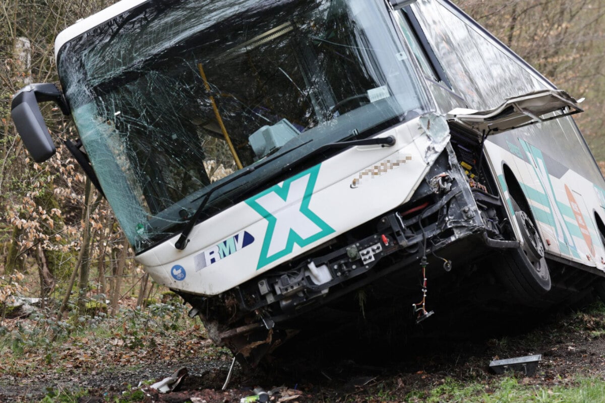 Auto und Bus kollidieren auf Bundesstraße: Frau stirbt bei Unfall, sieben Menschen verletzt