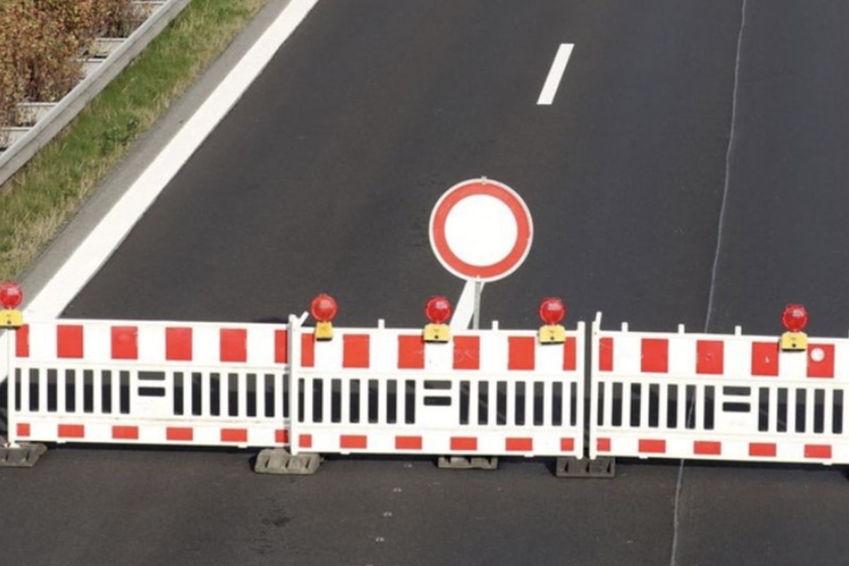 Schwerlasttransport-bleibt-h-ngen-Br-cke-auf-B4-gesperrt-Umleitung-f-r-Autofahrer