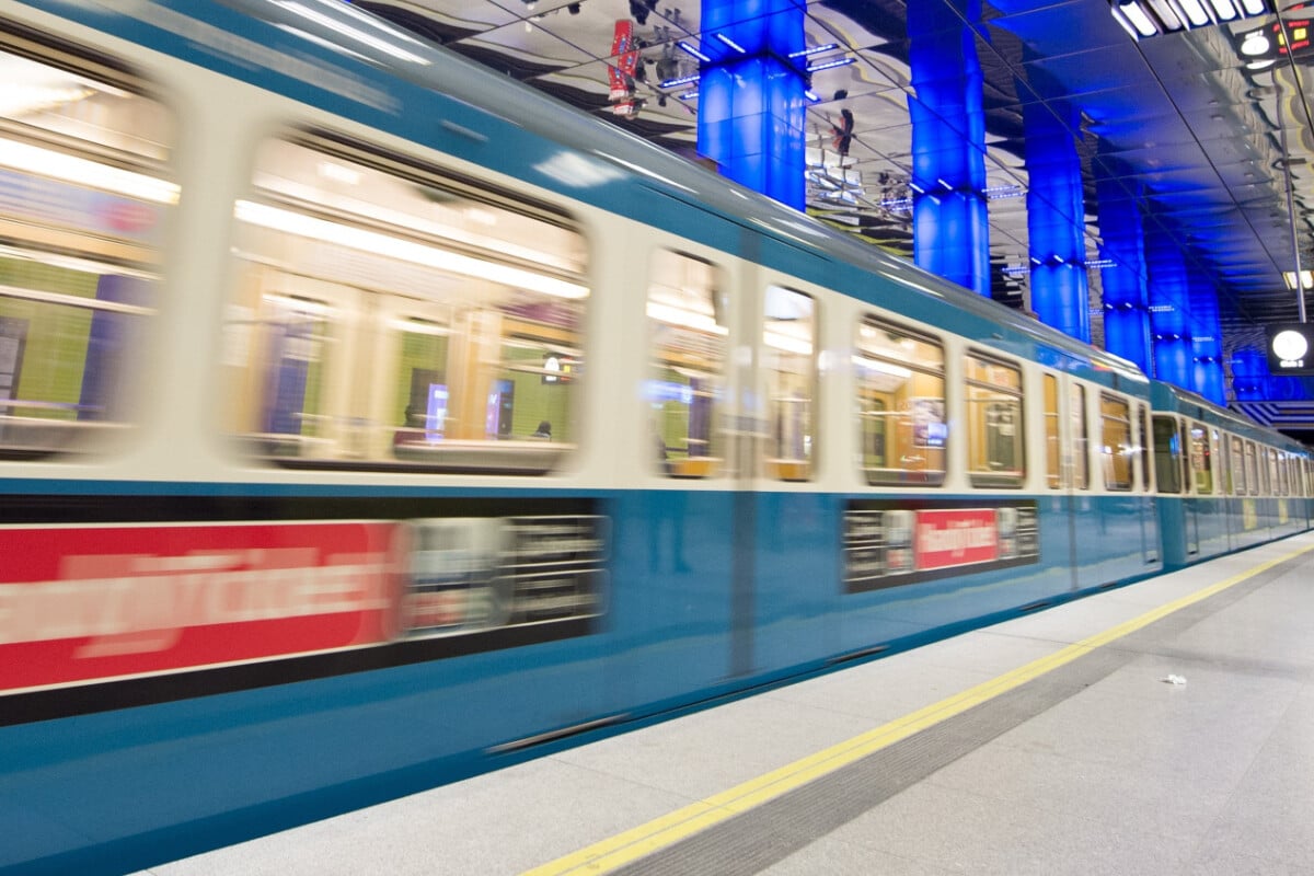 Selbstlose Rettungsaktion in München: Mann springt vor einfahrende U-Bahn!