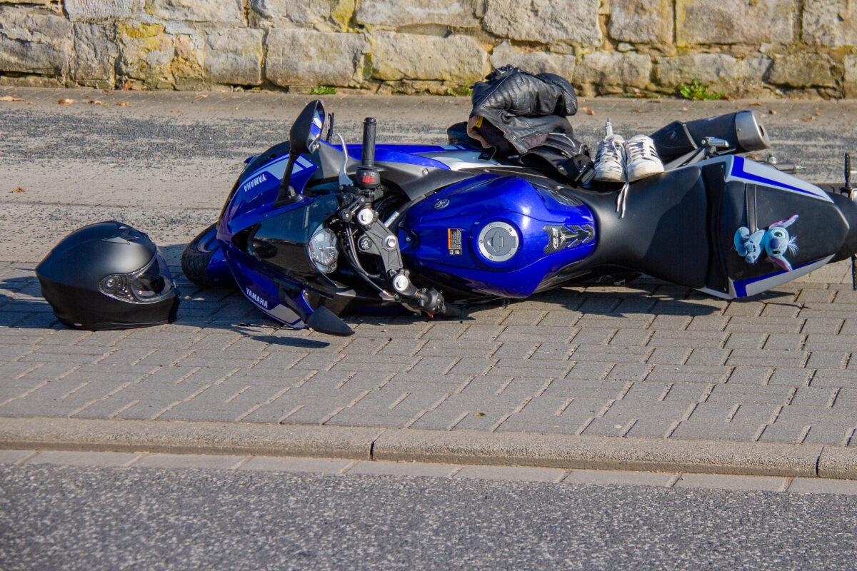 Beim Ausparken Motorrad übersehen: Fahrerin (23) erleidet schwere Verletzungen