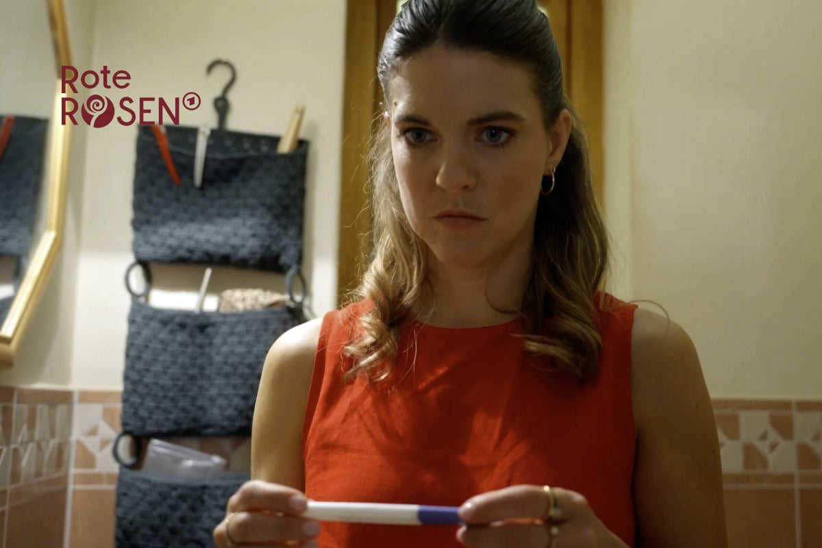 -Rote-Rosen-Valerie-steht-nach-einem-positiven-Schwangerschaftstest-unter-Schock