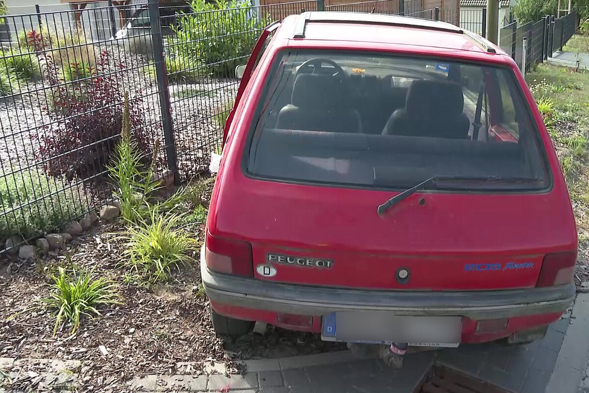 T-dliches-Ungl-ck-Zeitungsaustr-ger-zwischen-Autot-r-und-Fahrzeug-eingeklemmt