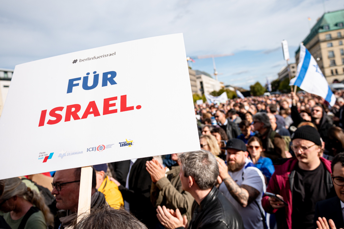 Demo am Brandenburger Tor 2000 Menschen solidarisieren sich mit Israel