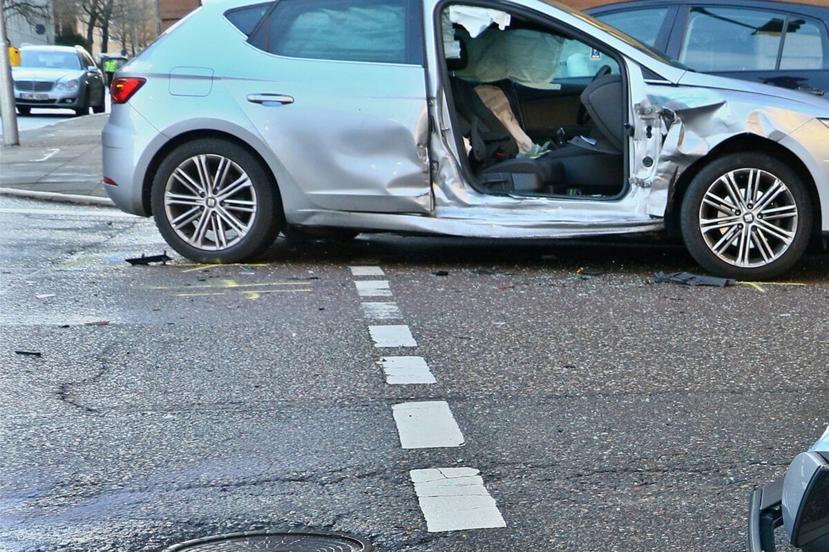 Stuttgart: Schwerer Unfall Mit Streifenwagen Fordert Mehrere Verletzte