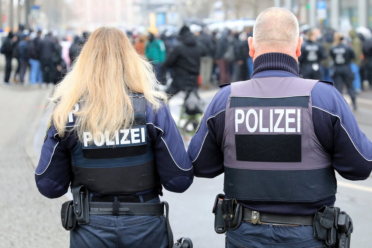 Angreifer-mit-Platzwunde-Polizisten-bei-Einsatz-von-M-nnergruppe-attackiert