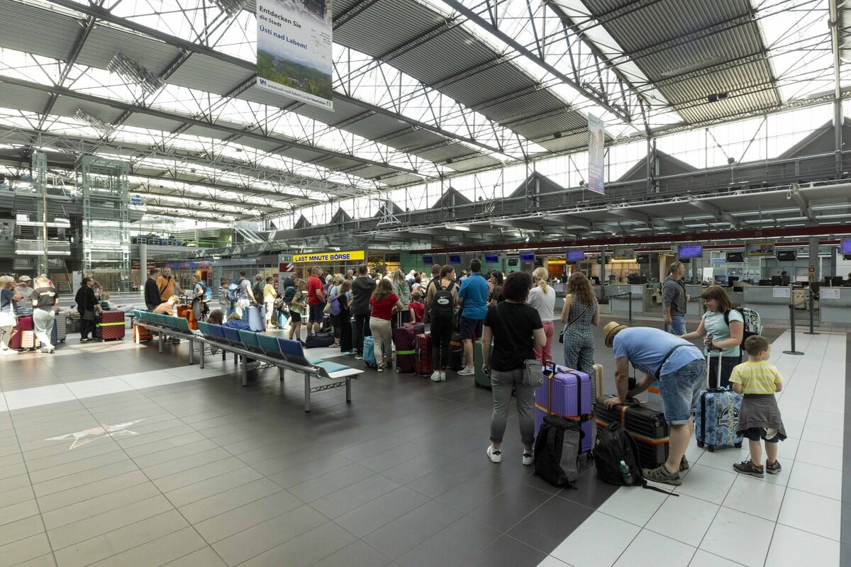 Arbeit ohne Lohn am Dresdner Flughafen? Mitarbeiterin packt aus: "Erhalten kein Geld!"