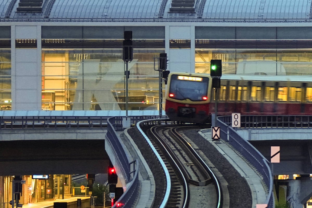 Wegen Handy in Lebensgefahr: 33-Jährige stürzt am Ostkreuz auf die Gleise