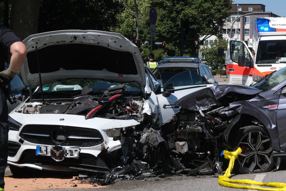 Auto kracht frontal in den Gegenverkehr: Fünf Verletzte bei Crash in Hamburg