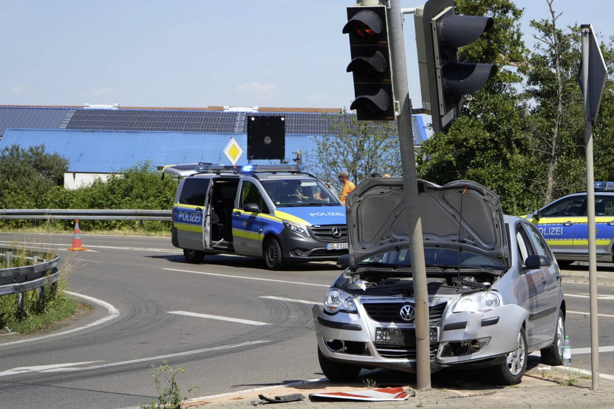 Unfall-am-Zwenkauer-See-Rentner-kracht-gegen-Ampel