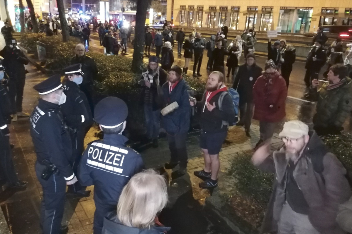 Auch am letzten Abend des Jahres Corona-Proteste in Stuttgart: Polizei muss eingreifen