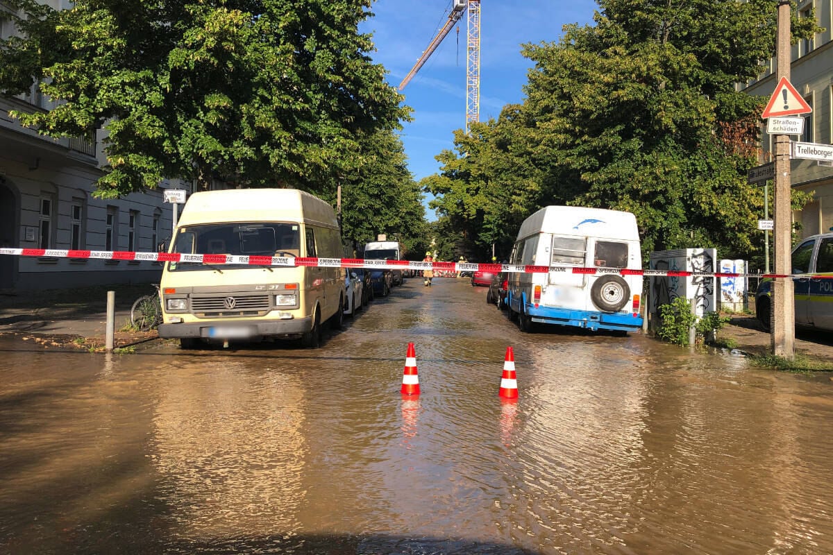 Land unter in Berlin-Pankow: Straße steht unter Wasser