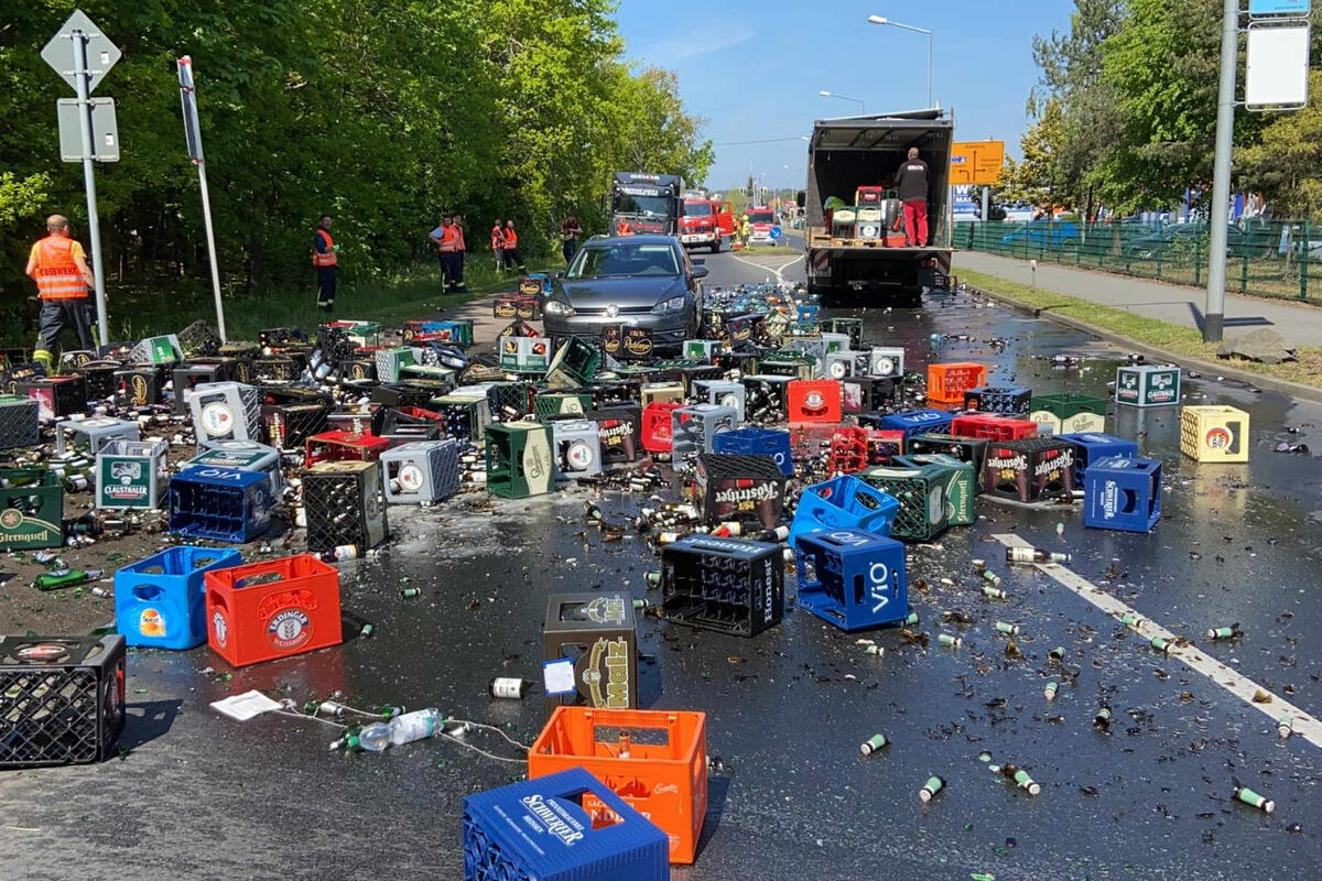 trauriger anblick lkw verliert komplette bier ladung tag24