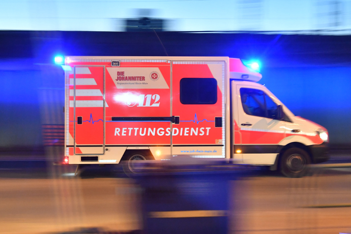 Streit eskaliert: 23-Jähriger springt blutüberströmt aus Fenster