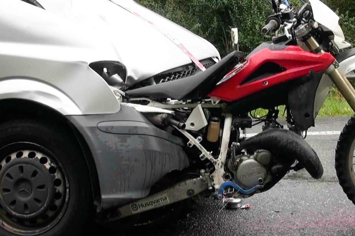 Transporter spießt Motorrad auf: 16-jähriger Biker stirbt