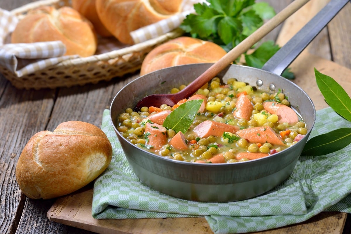 Gr-ne-Erbsensuppe-Rezept-f-r-deftigen-Genuss