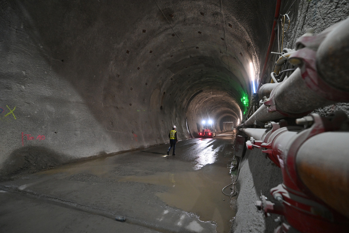 Aus Fahrerkabine geschleudert: Mann stirbt im längsten Eisenbahn-Tunnel der Welt