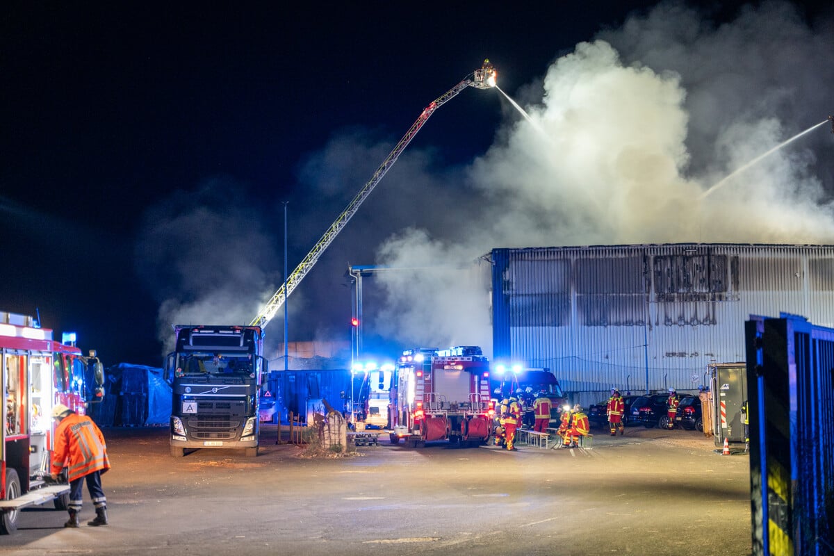 Starke-Rauchentwicklung-Halle-auf-Recyclinghof-brennt