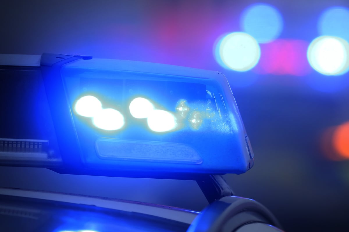 Polizeikontrolle-eskaliert-Beamte-verteidigen-sich-mit-Pfefferspray-gegen-Schlagstock-Attacke