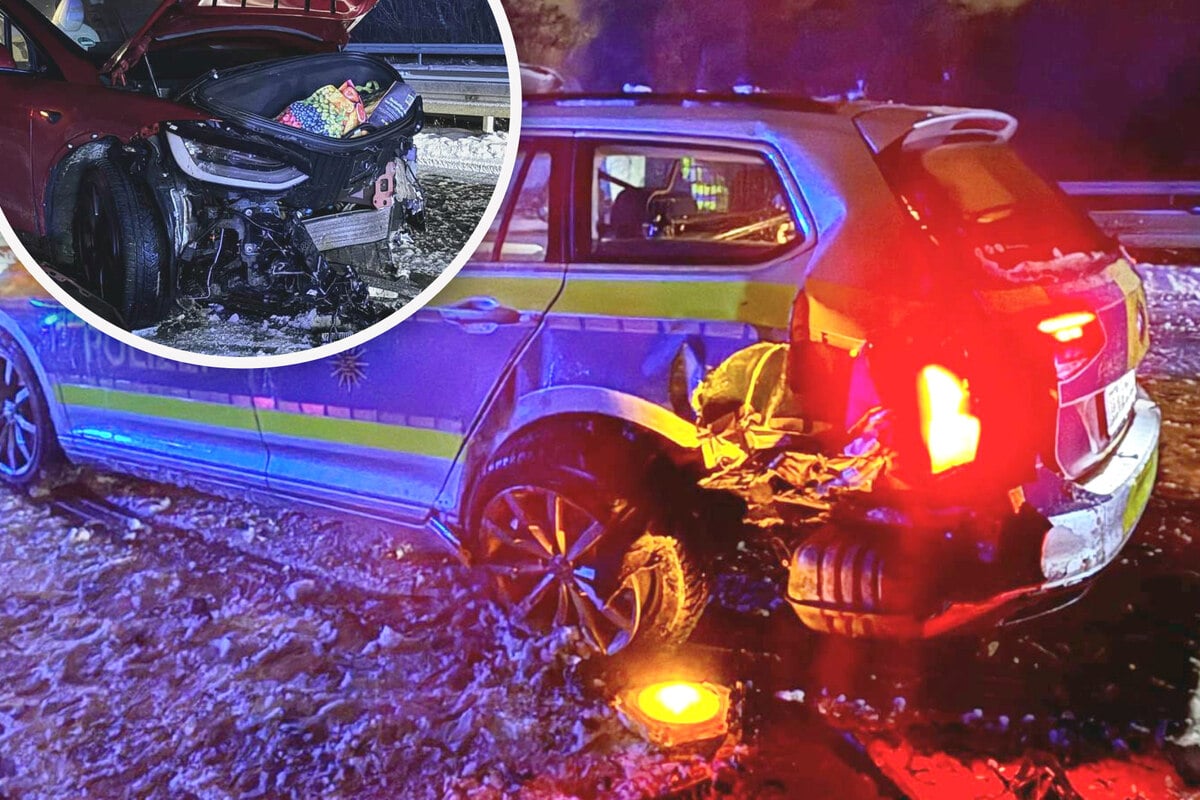 schwerer-unfall-auf-der-a9-tesla-kracht-in-polizei-einsatzwagen-sechsstelliger-schaden
