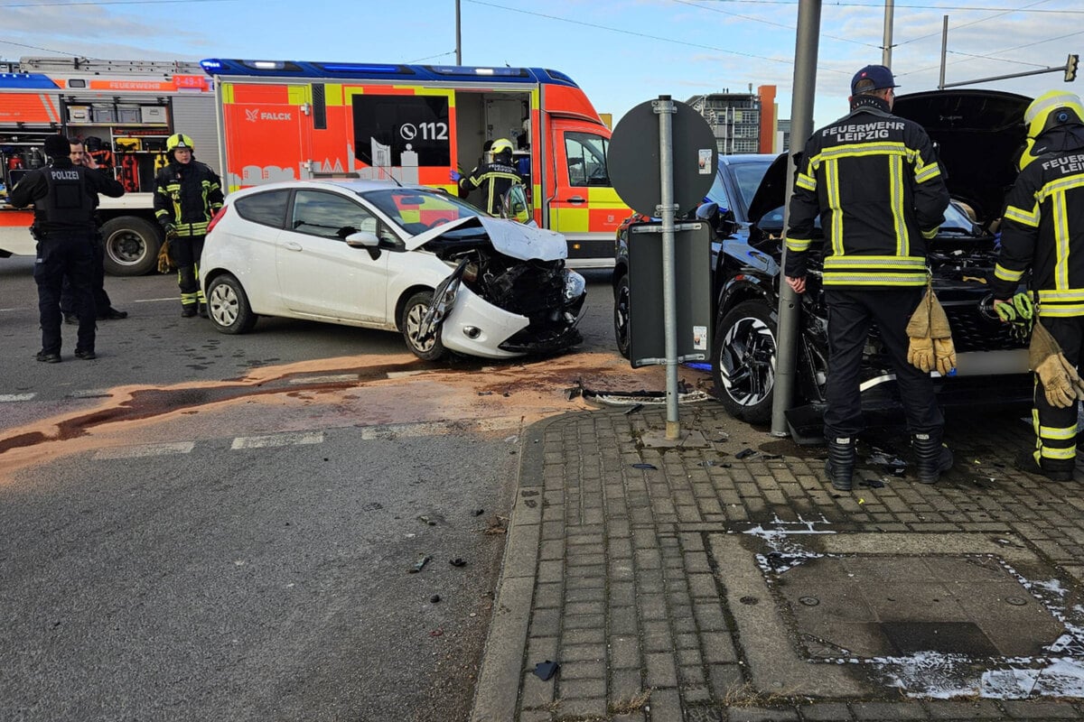 Zwei-Personen-nach-Unfall-in-Klinik-Leipziger-Kreuzung-gesperrt