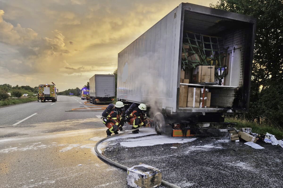 Brennende Reifen auf Autobahn: Lastwagen in Flammen!