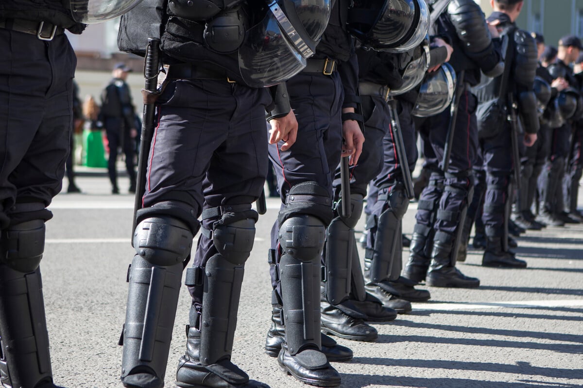 Vor Anpfiff von WM-Quali-Spiel: Polizei stürmt Kabine und will Profi festnehmen