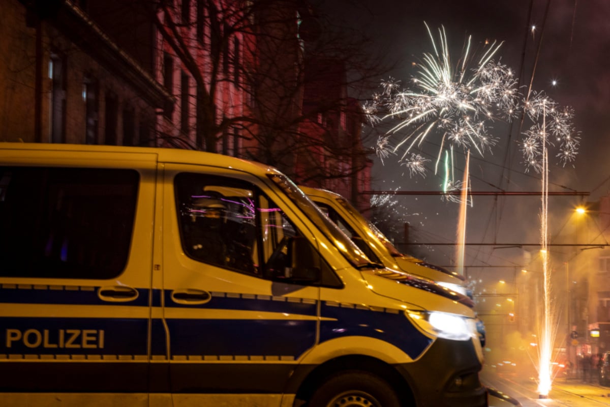 nach-attacken-auf-kr-fte-so-bereiten-sich-polizei-und-feuerwehr-auf-silvesternacht-vor