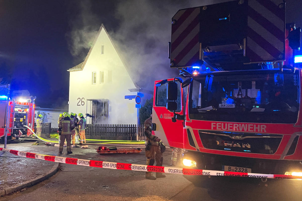 Kellerbrand in Einfamilienhaus: Feuerwehr mit Großeinsatz in Berlin-Tegel