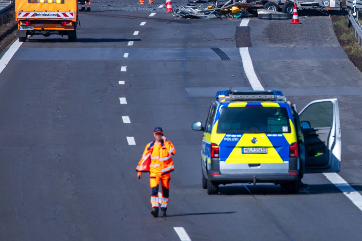 T-dlicher-Unfall-auf-A24-Mazda-kracht-in-Sattelschlepper-und-schleudert-in-Graben