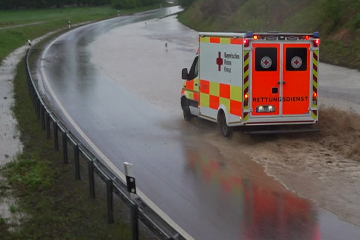 Starkregen sorgt für überwemmte Straßen und Unfälle