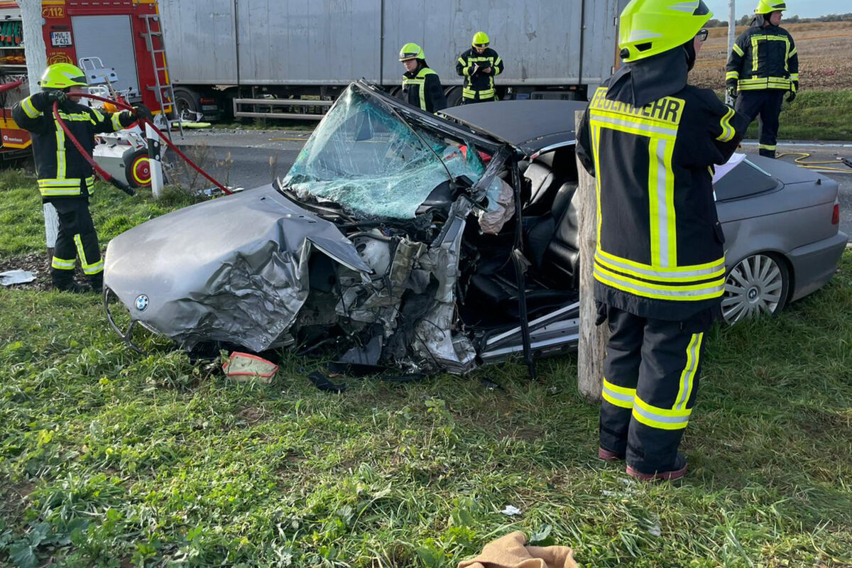 BMW-ger-t-in-Gegenverkehr-und-donnert-in-Lastwagen