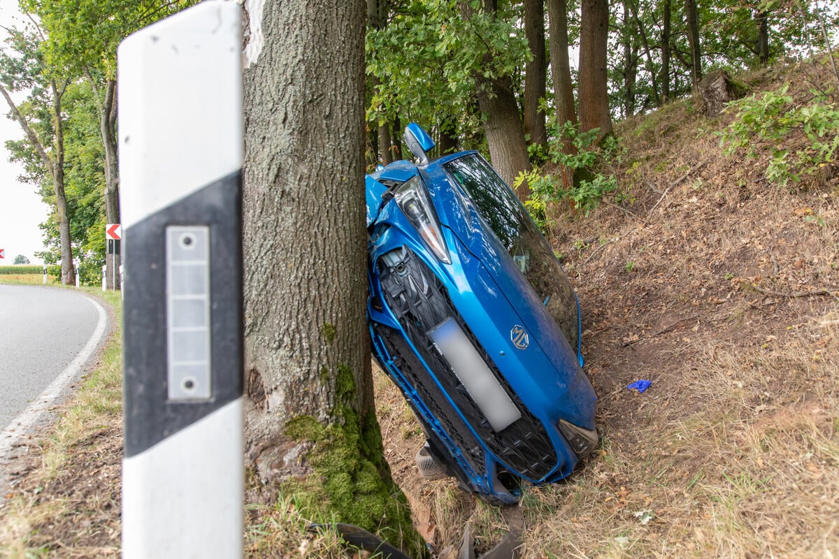 Crash-im-Erzgebirge-Auto-prallt-gegen-Baum-und-kippt-in-Graben