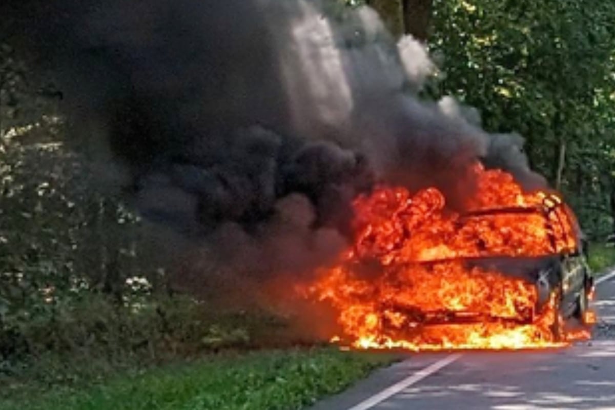 Einsatz im Norden: Auto geht während der Fahrt in Flammen auf!