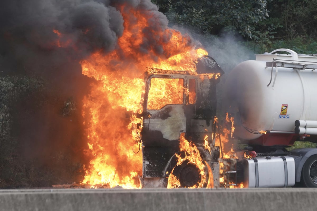 Mehrere Kilometer Stau nach Lkw-Brand auf der A7