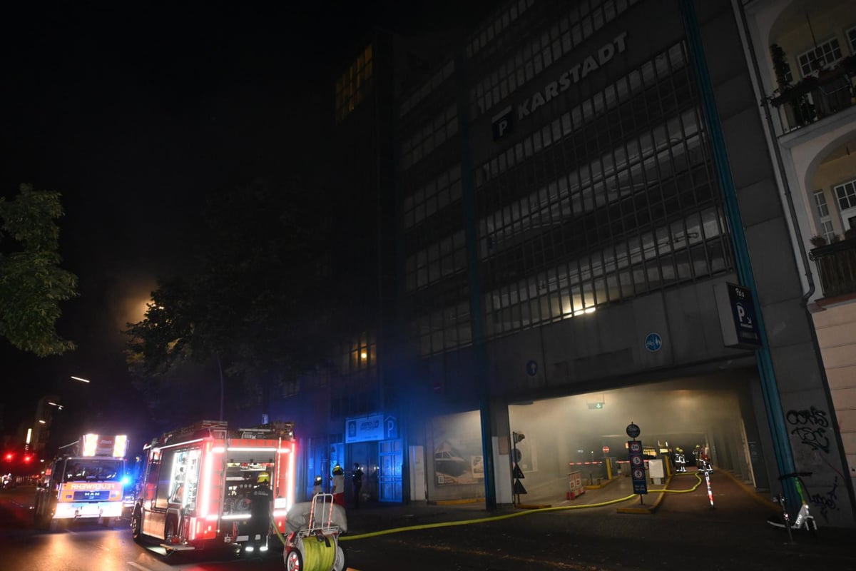 Feuerwehreinsatz im Karstadt-Parkhaus an der Urbanstraße: War es Brandstiftung?