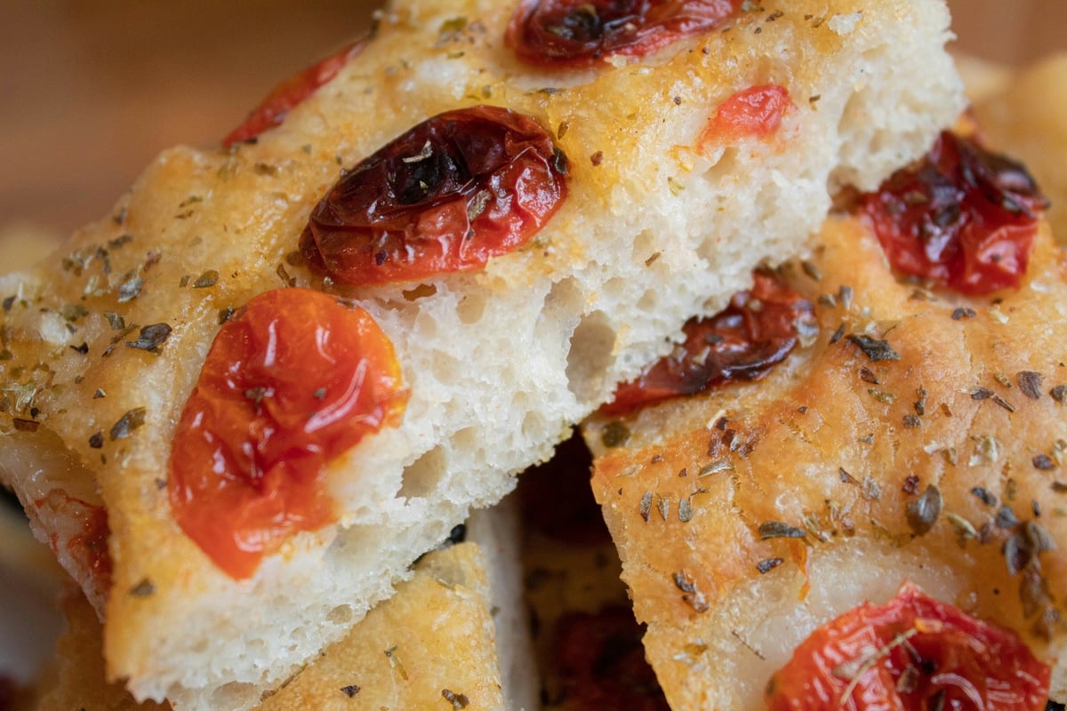 Ohne-Kneten-und-mit-wenig-Hefe-Italienische-Focaccia-nach-Originalrezept