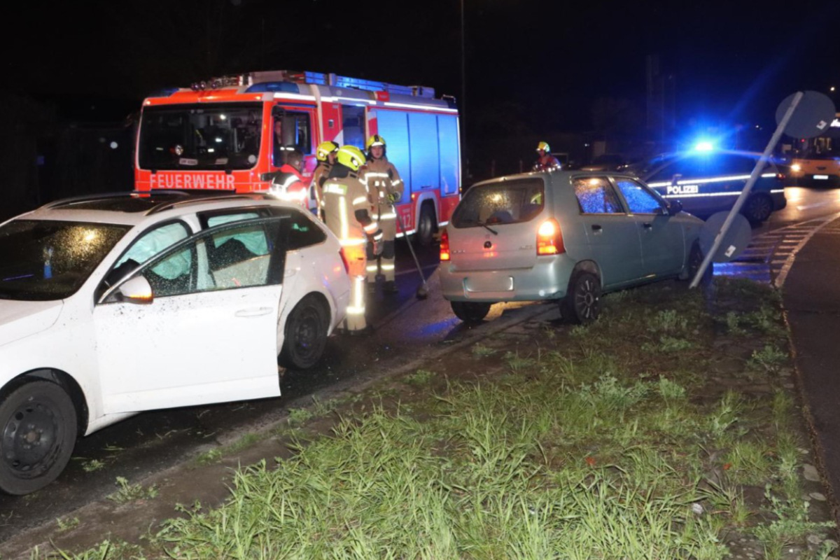 Unfall In Berlin: Autofahrerin Verpasst Rechtskurve Und Kracht In ...