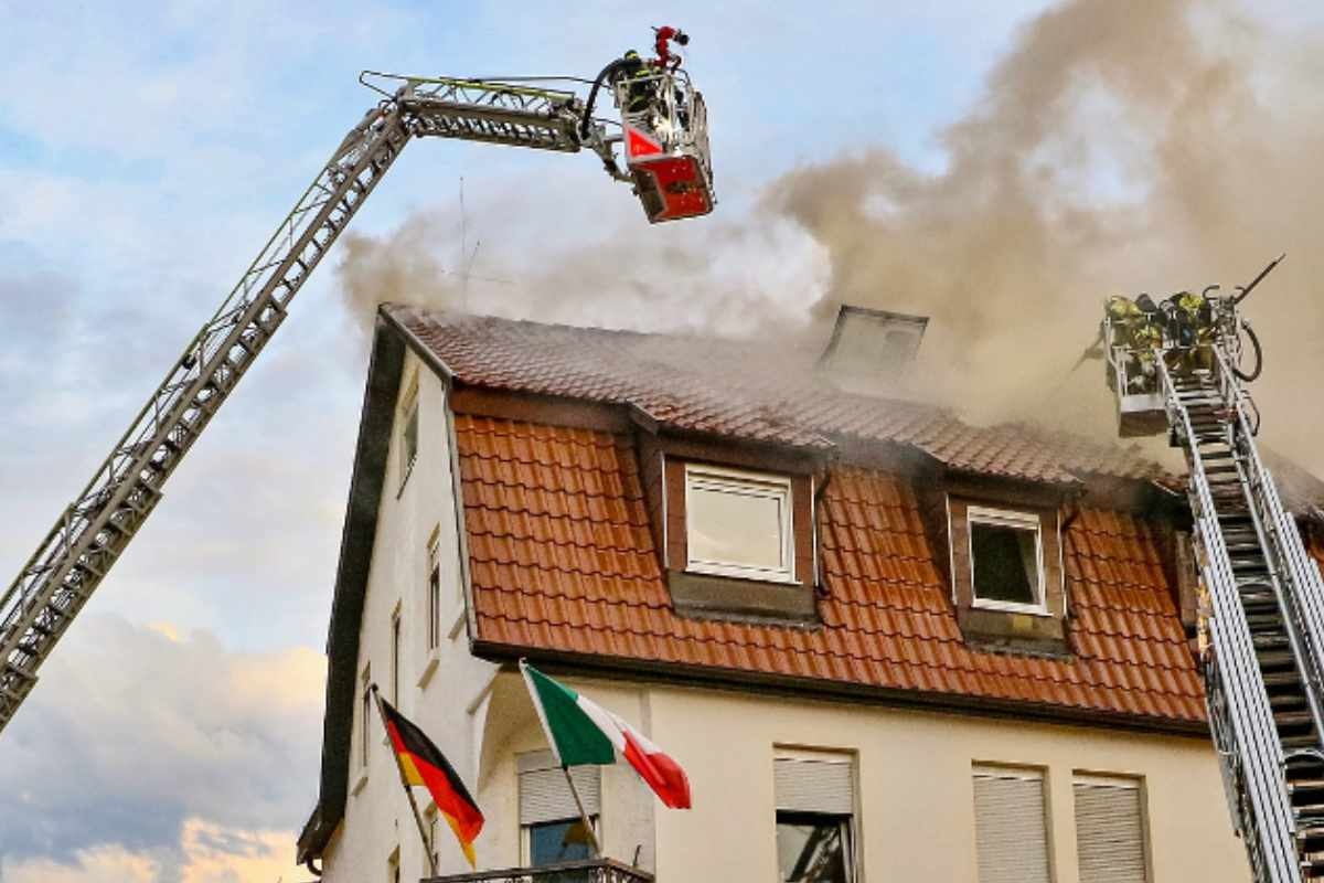 Brand-mit-20-Verletzten-Mehrfamilienhaus-wohl-nicht-mehr-zu-retten