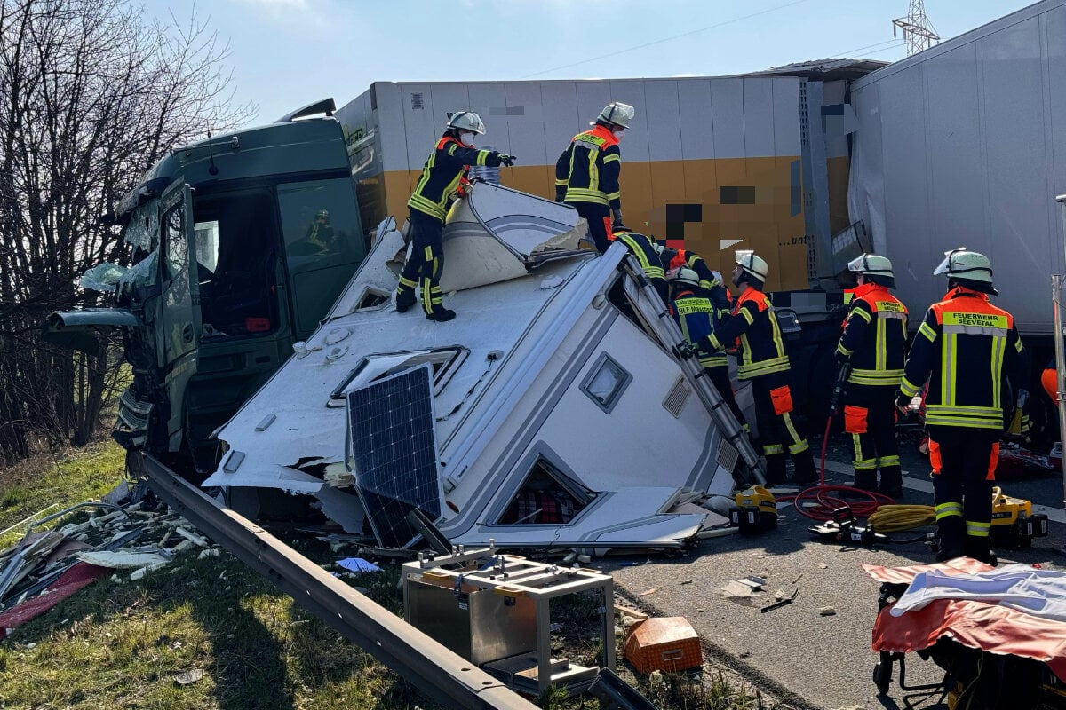 Lastwagen zerstört Wohnmobil: A1 nach Hamburg voll gesperrt