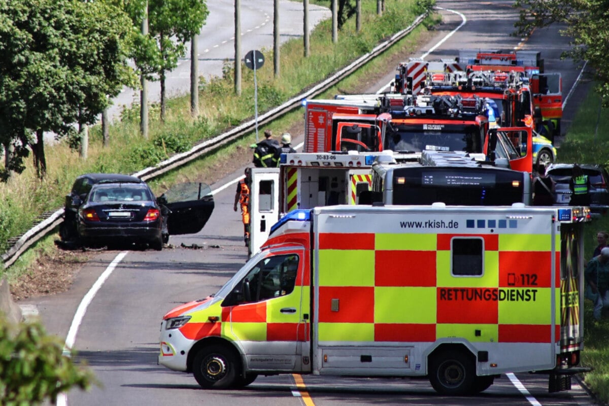 Frontal-Crash-Mercedes-kracht-in-Smart-drei-Personen-teils-schwer-verletzt