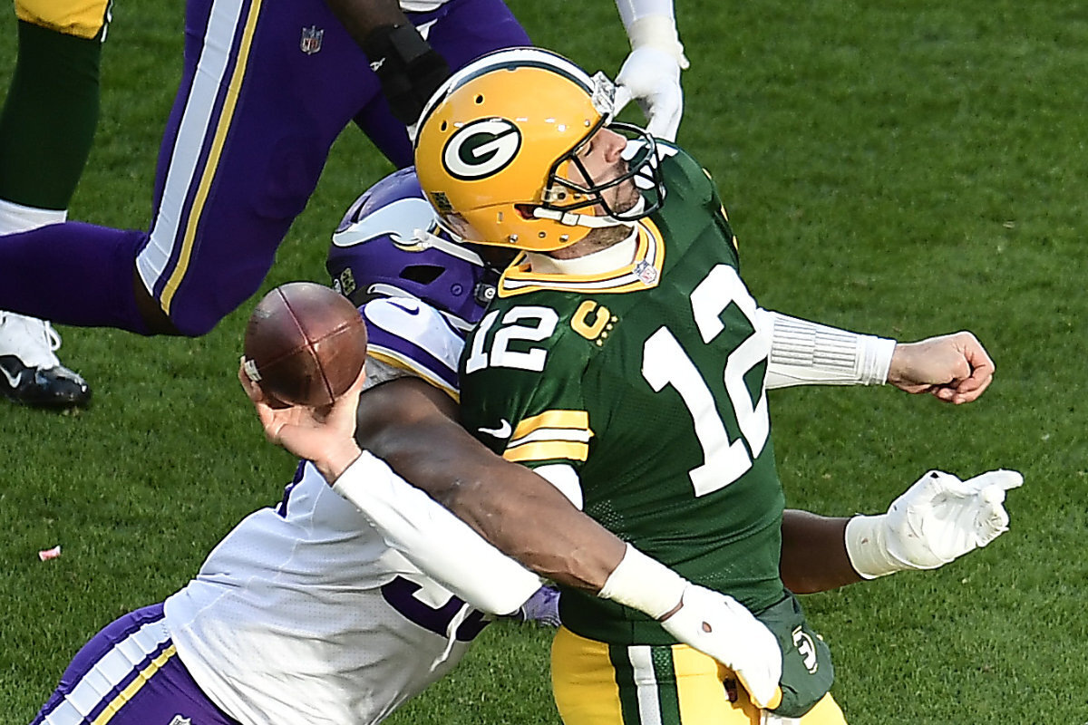 “Roughing the passer” rule: Aaron Rodgers explains why the best NFL umpires walk away