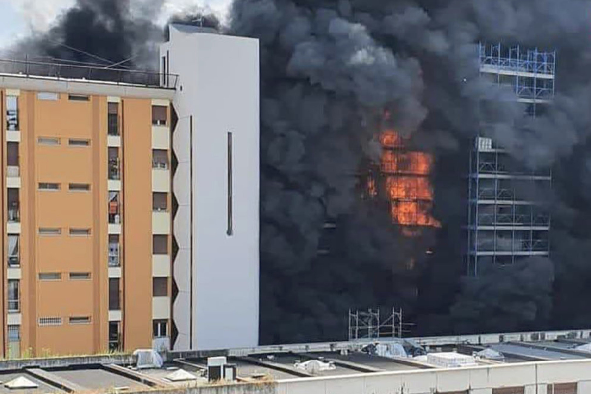 Un condominio a più piani a Roma ha preso fuoco
