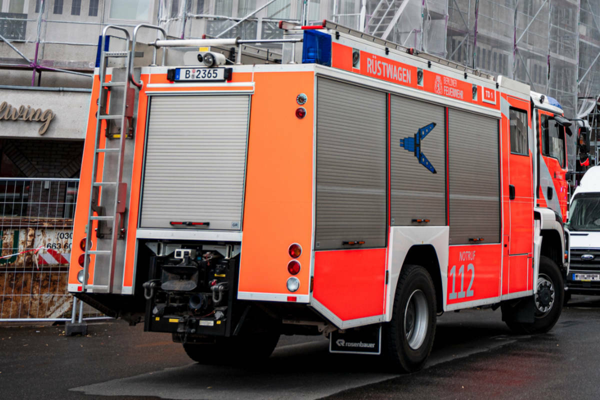 Feuerwehrmann und Anwohner bei Feuer in Schöneberger Wohnung verletzt
