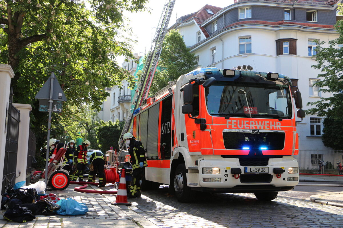 Feuerwehr-Großeinsatz In Leipzig: Mehr Als 40 Bewohner Aus Altenheim ...