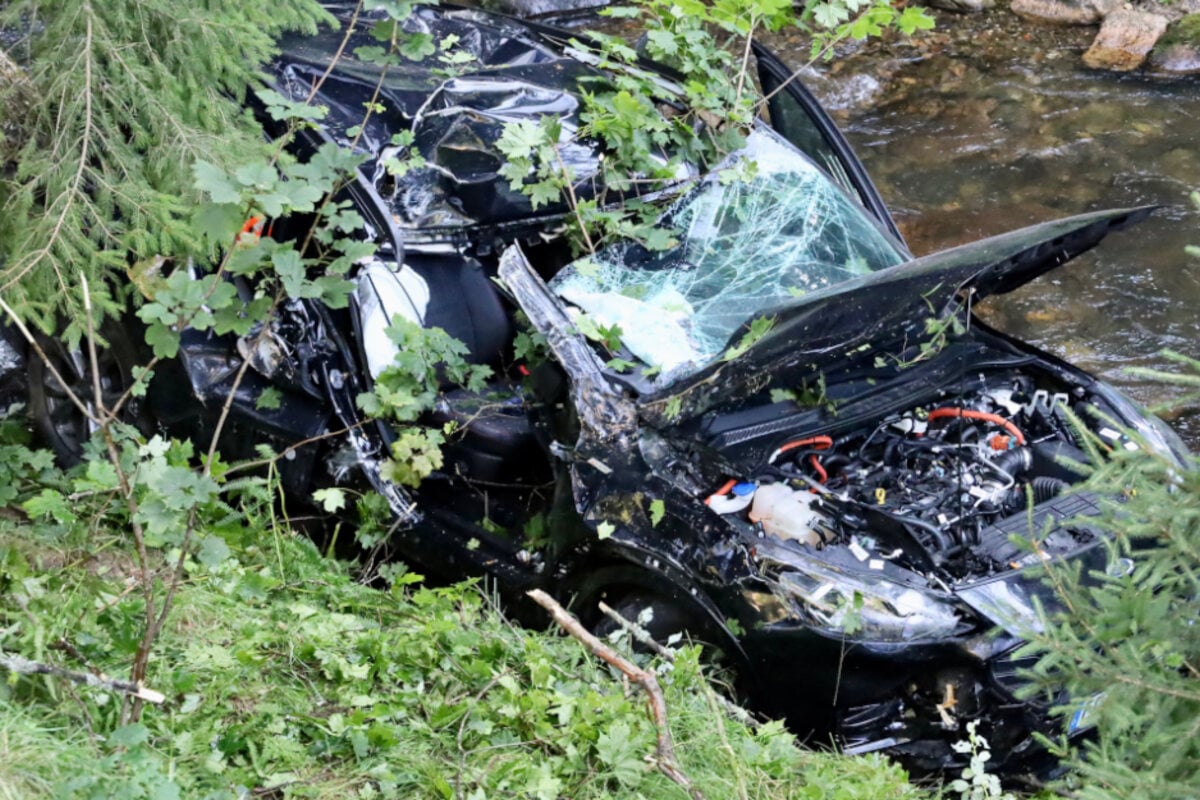 Unfall im Erzgebirge: Ford kommt von Straße ab und landet in Bach
