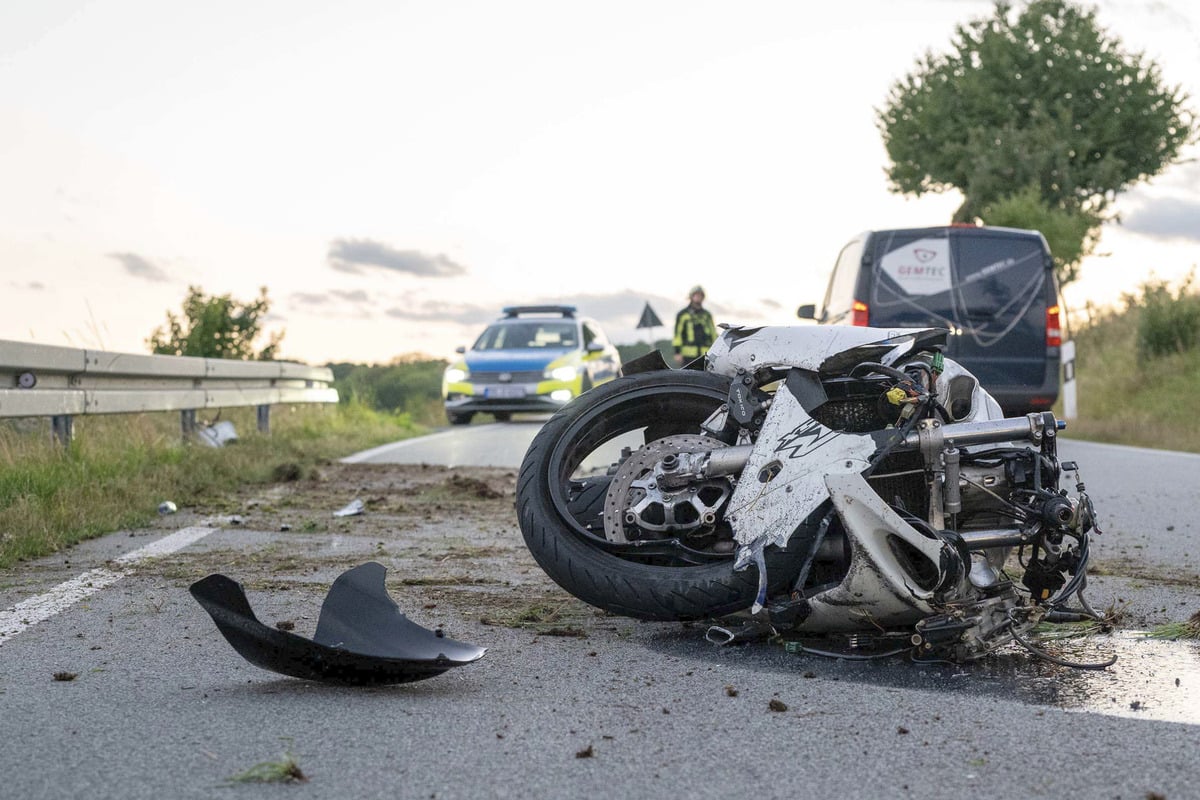 Motorradfahrer-kracht-nach-Notbremsung-heftig-gegen-Leitplanke