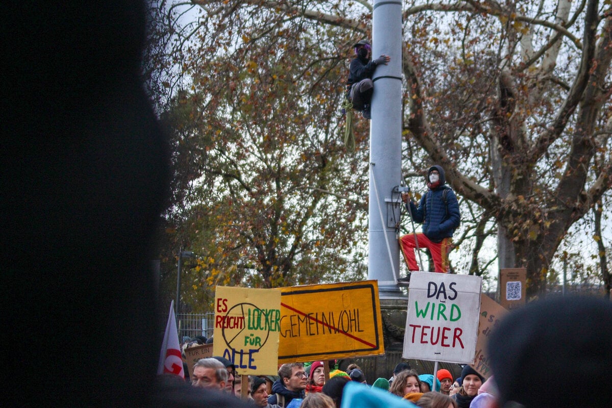 Demo-vor-Dresdner-Rathaus-endet-in-Gewalt-Vermummte-verletzen-mehrere-Polizisten