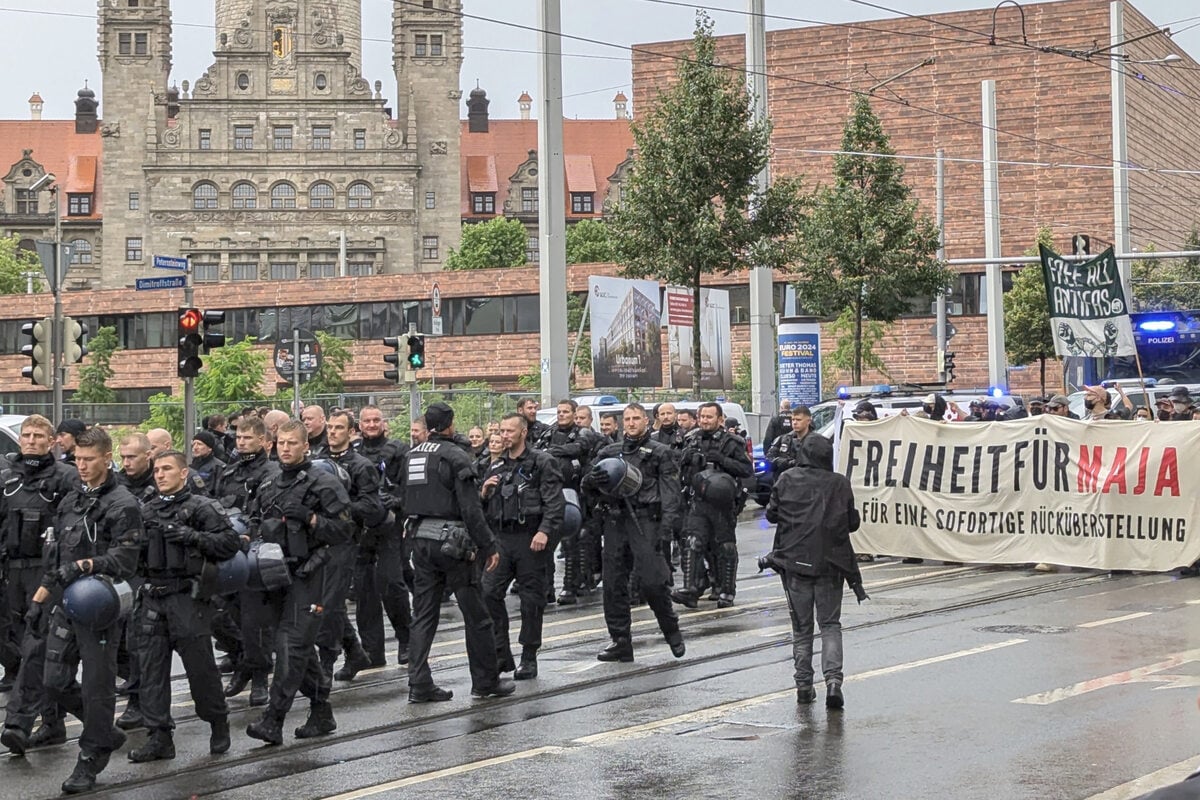 Hunderte in Leipzig für Maja auf der Straße: Demo von Polizei-Großaufgebot wiederholt gestoppt