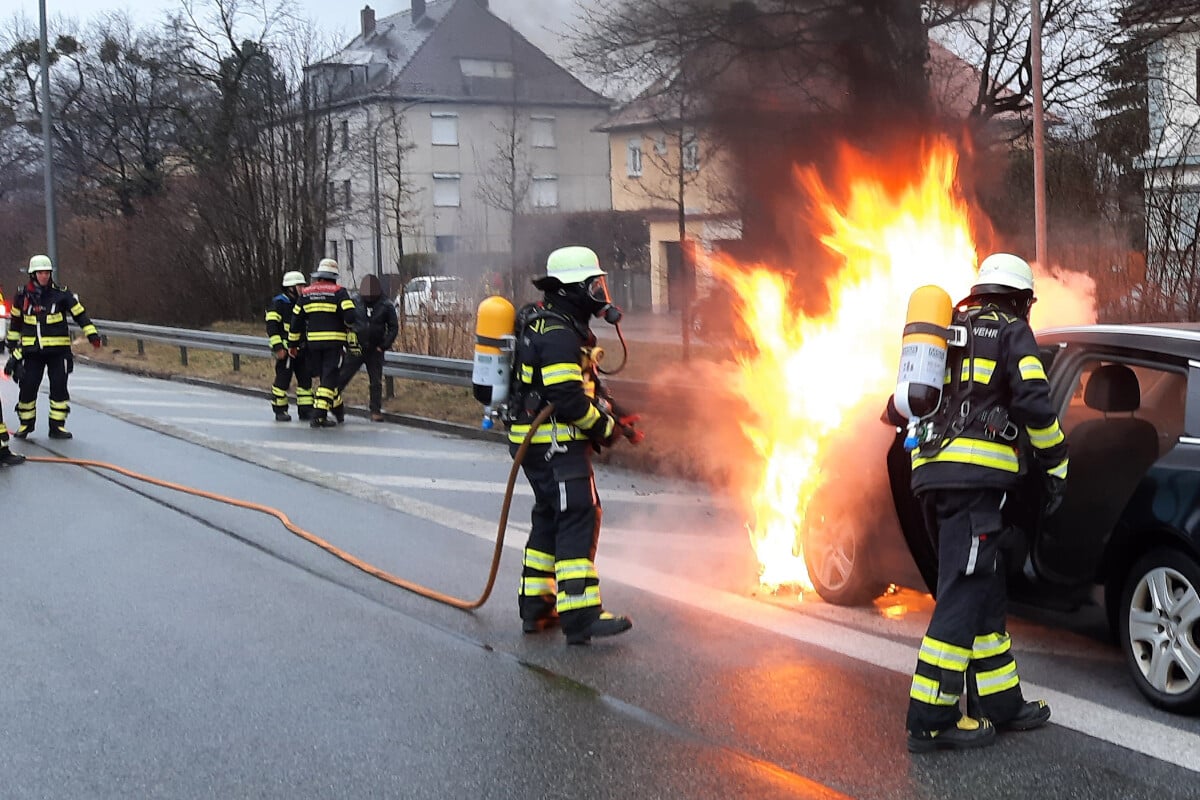 w-hrend-der-fahrt-opel-auf-a95-f-ngt-pl-tzlich-an-zu-brennen